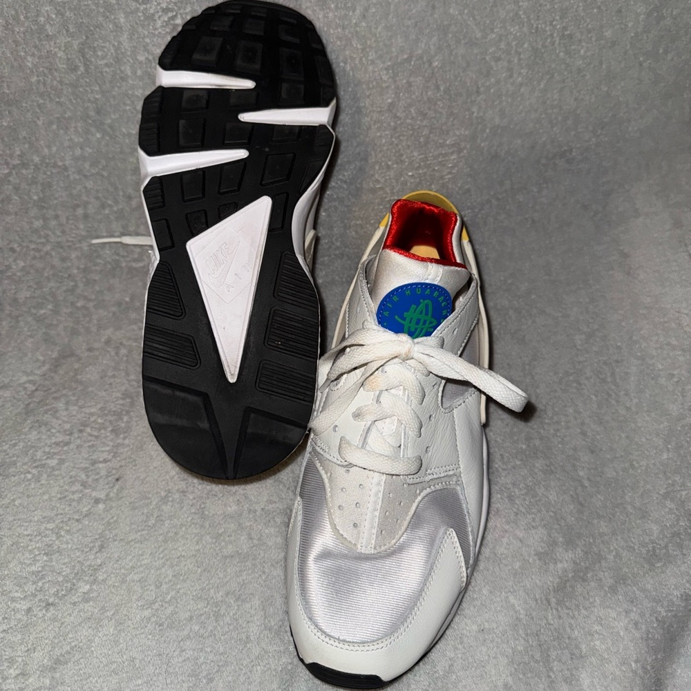 White Nike Huaraches shoes with Blue Logo.
Women’s size 10 - Picture 3 of 7